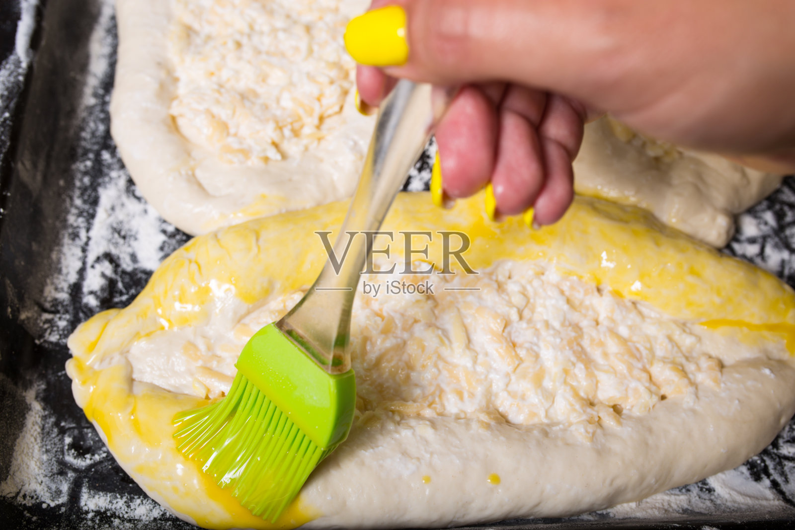 硅胶厨房刷。给面包房刷上蛋黄。照片摄影图片