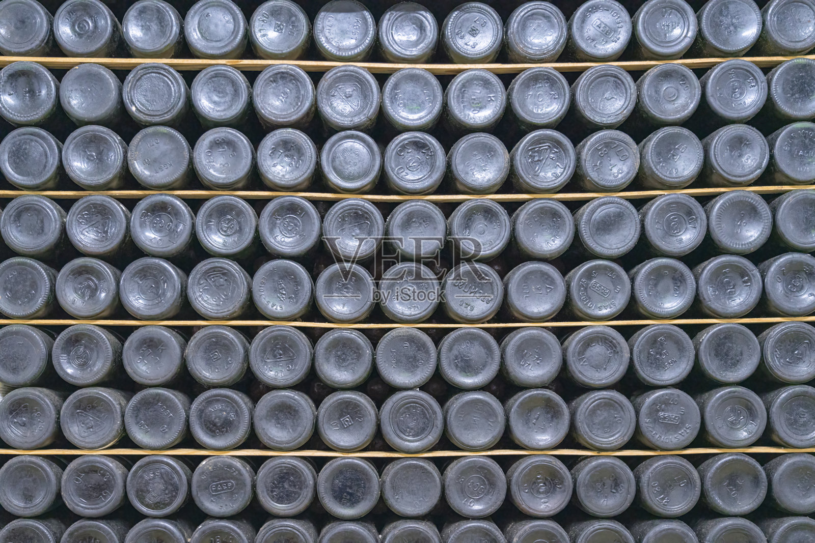 酒窖里的陈酒照片摄影图片