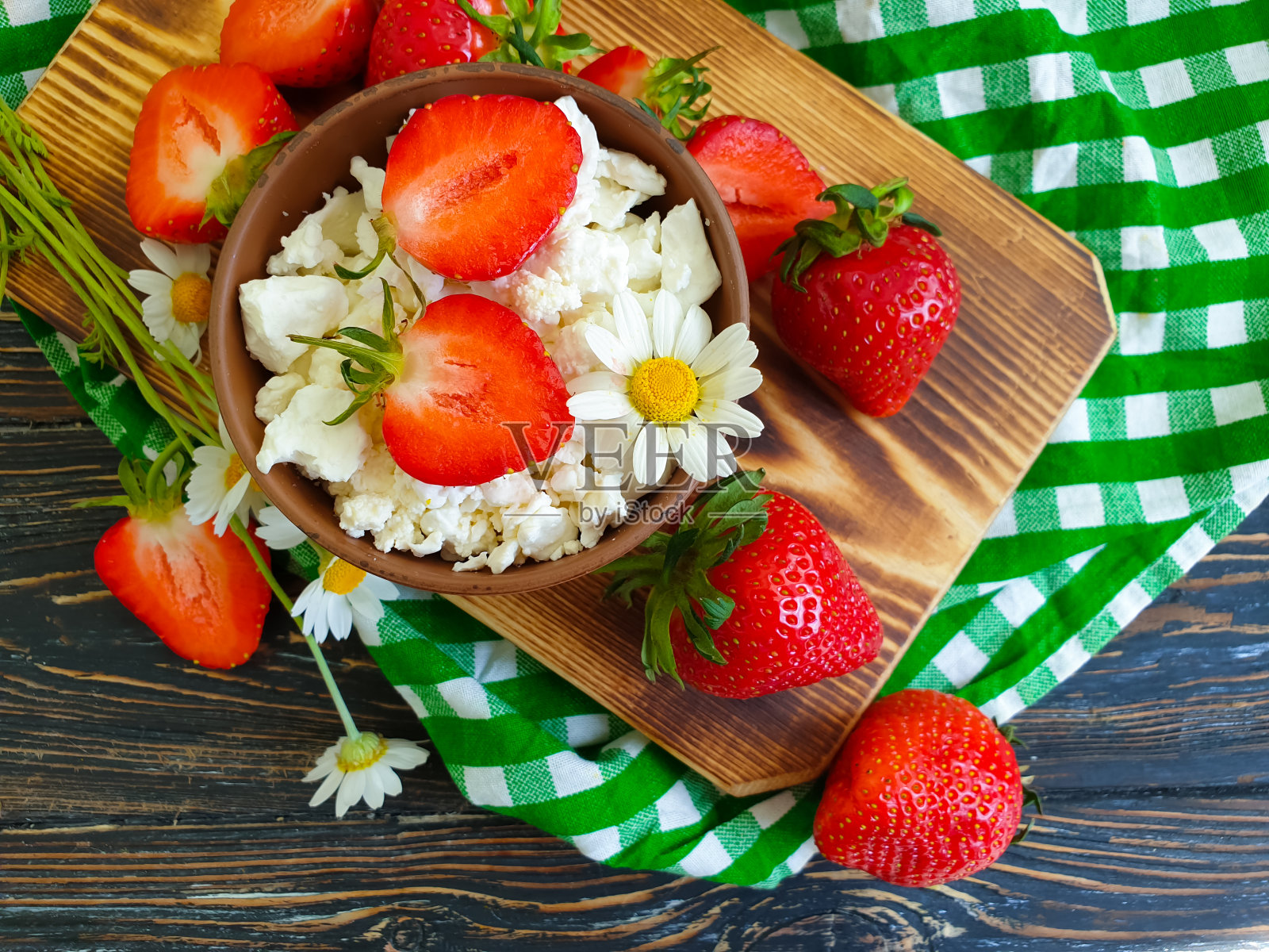 松软干酪，木质背景上放着草莓照片摄影图片