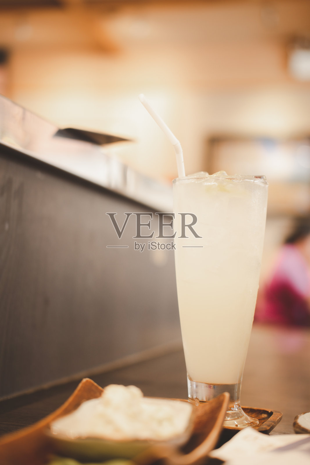 柚子橙饮料加冰在高脚杯。有选择性的重点照片摄影图片