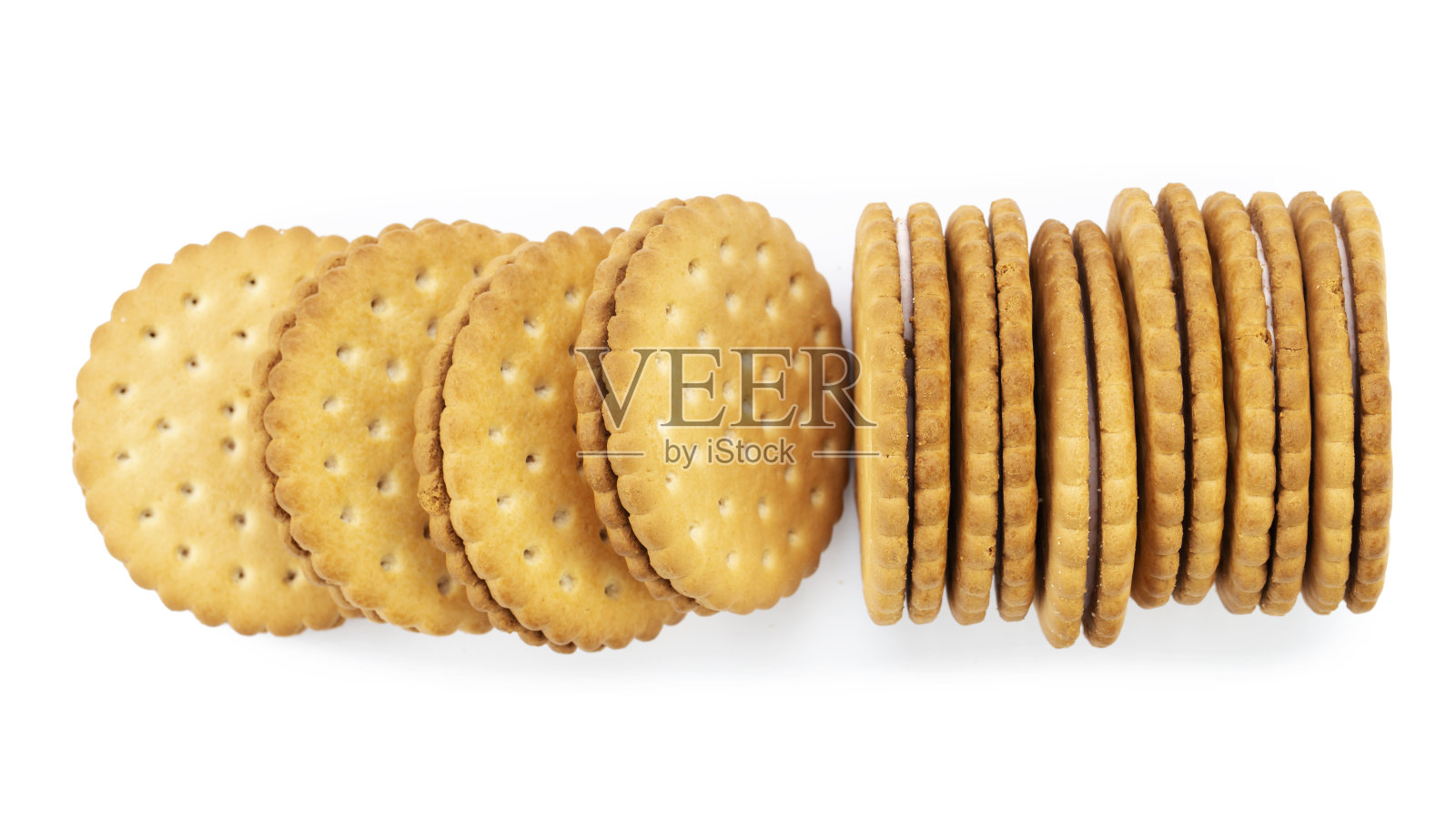 一堆白色背景上有馅的圆形美味曲奇。照片摄影图片