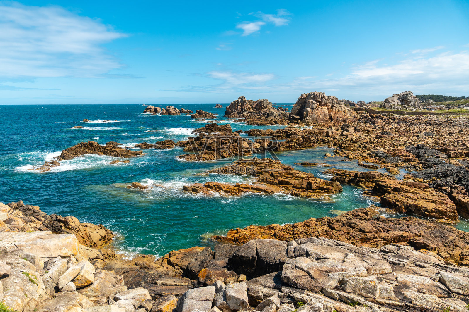 法国布列塔尼的Le Gouffre de Plougrescant, Cote de Granit Rose, Cote d'Armor，法国的美丽海岸线照片摄影图片