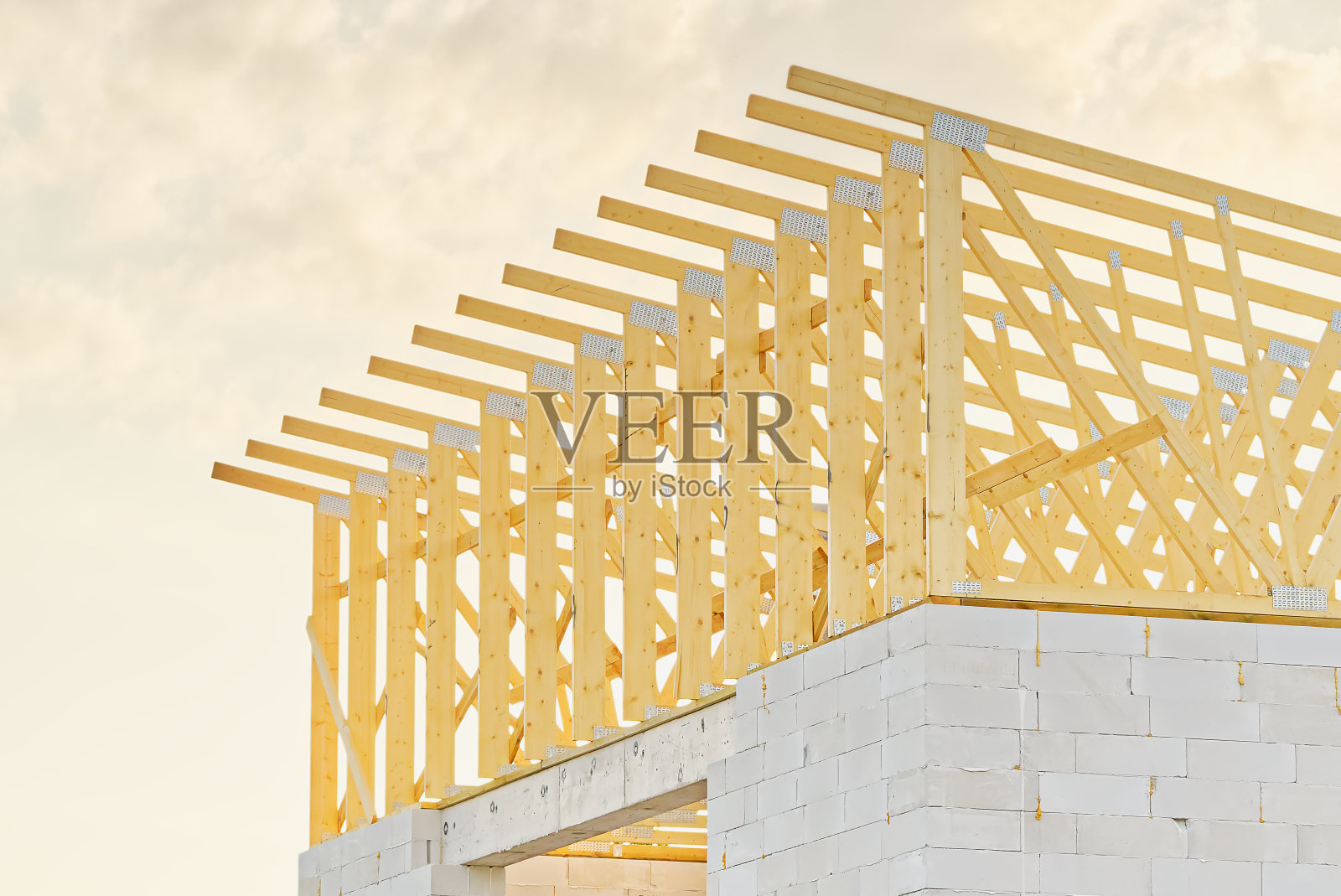 用于新建住宅的木框架屋顶结构。住宅建筑工地照片摄影图片