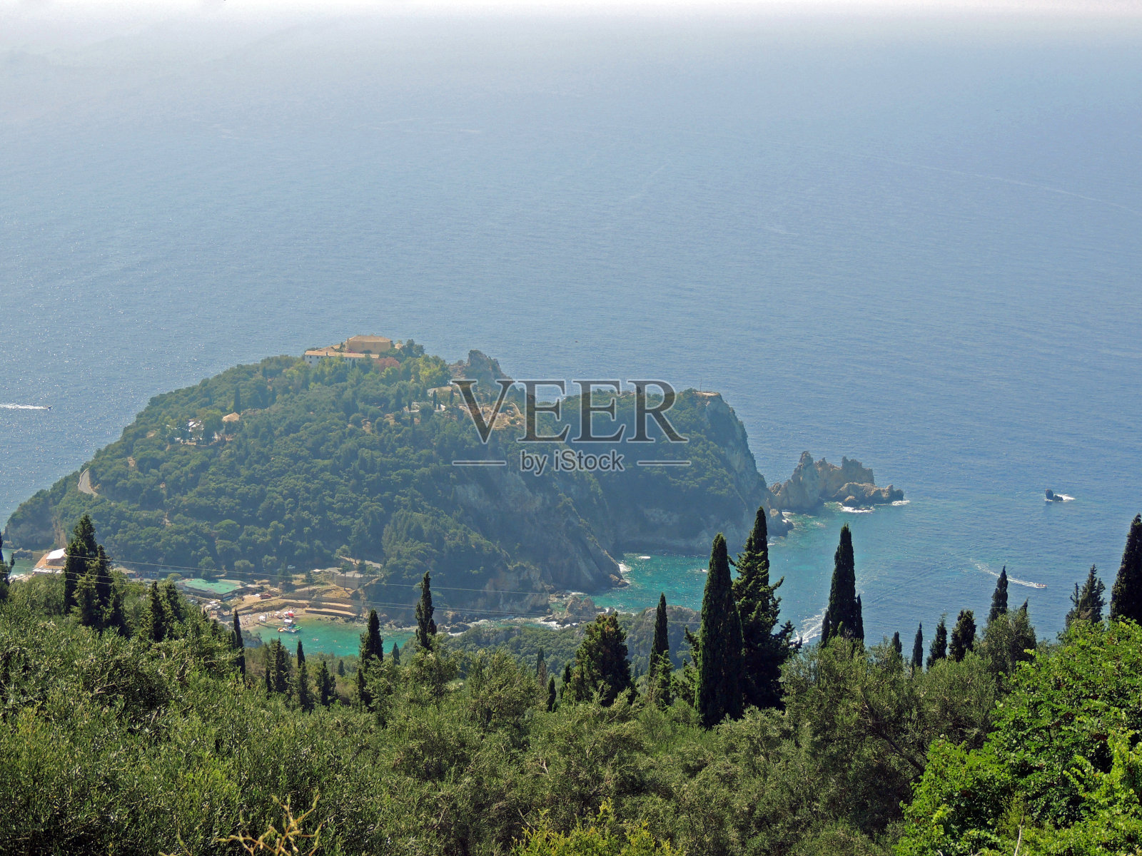 科孚岛位于波利卡特里萨地区，从山到海的美丽景色照片摄影图片