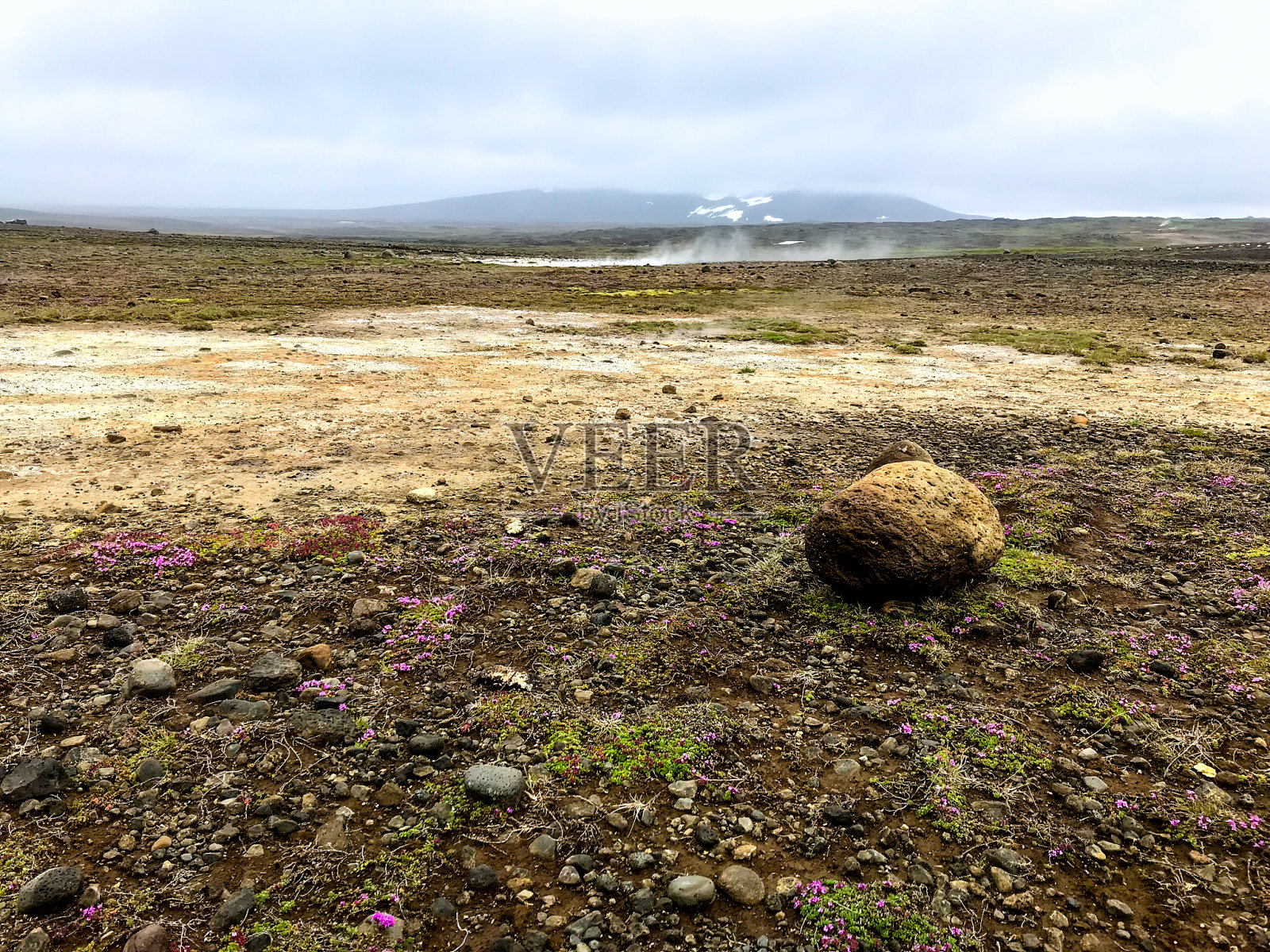 间歇泉全景火山附近平静时期，冰岛的金环照片摄影图片