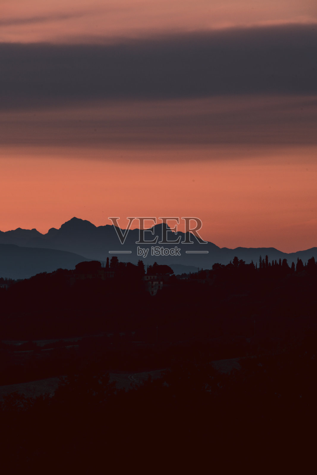 迷人的彩色托斯卡纳日落照片摄影图片