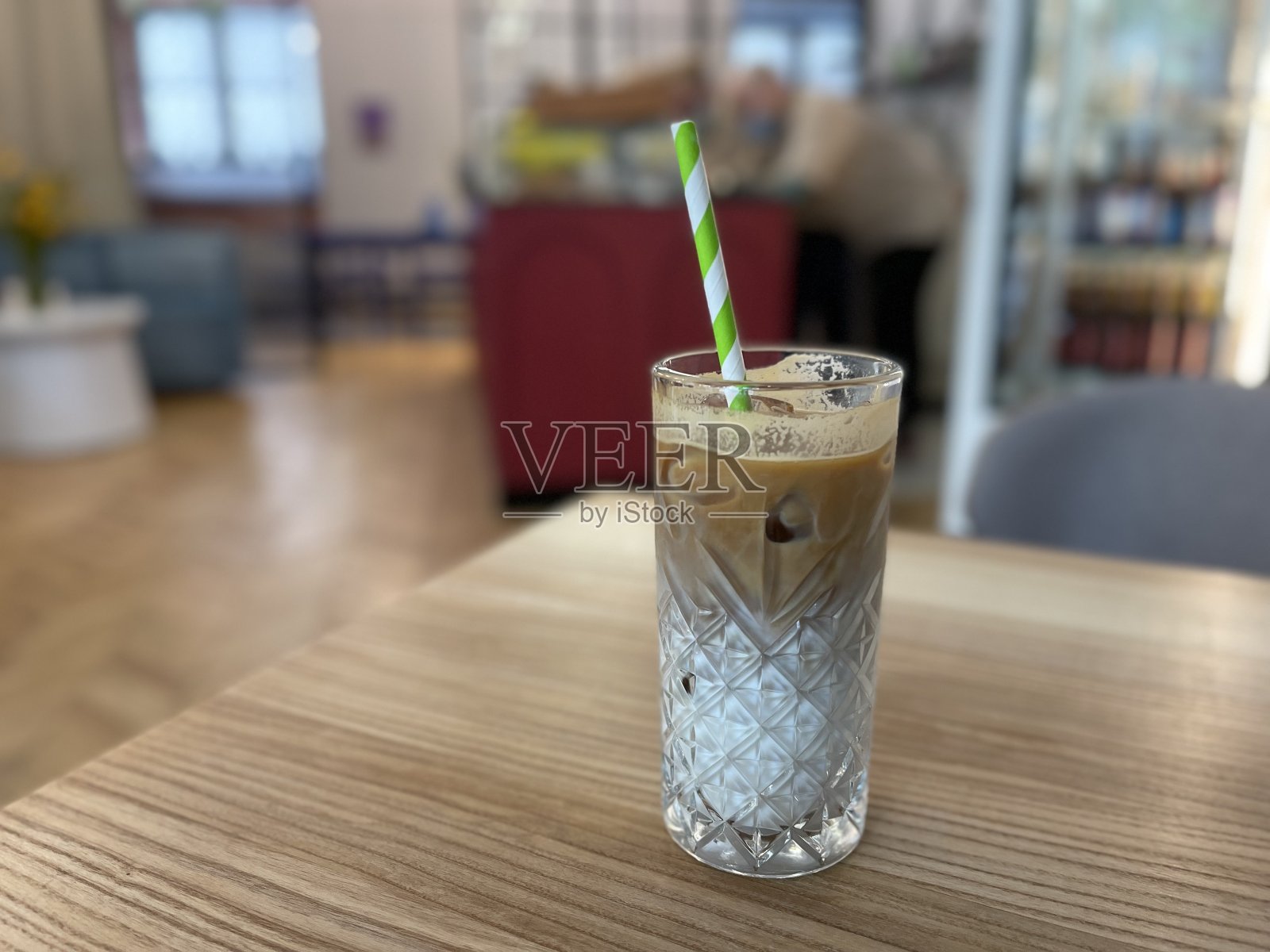 一杯加牛奶的咖啡照片摄影图片