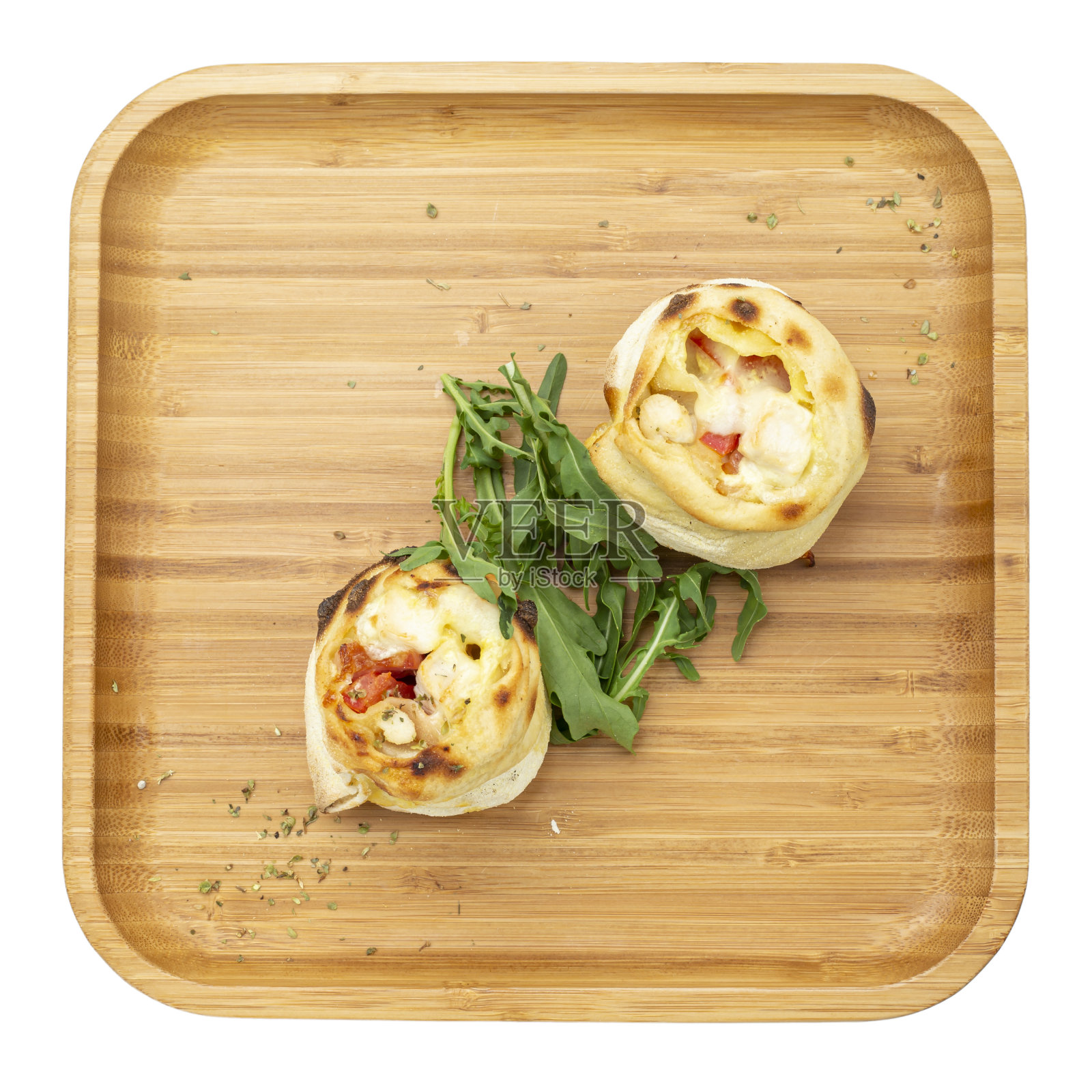 木头盘子上的Pizzetti。在白色背景上隔离的各种披萨。照片摄影图片