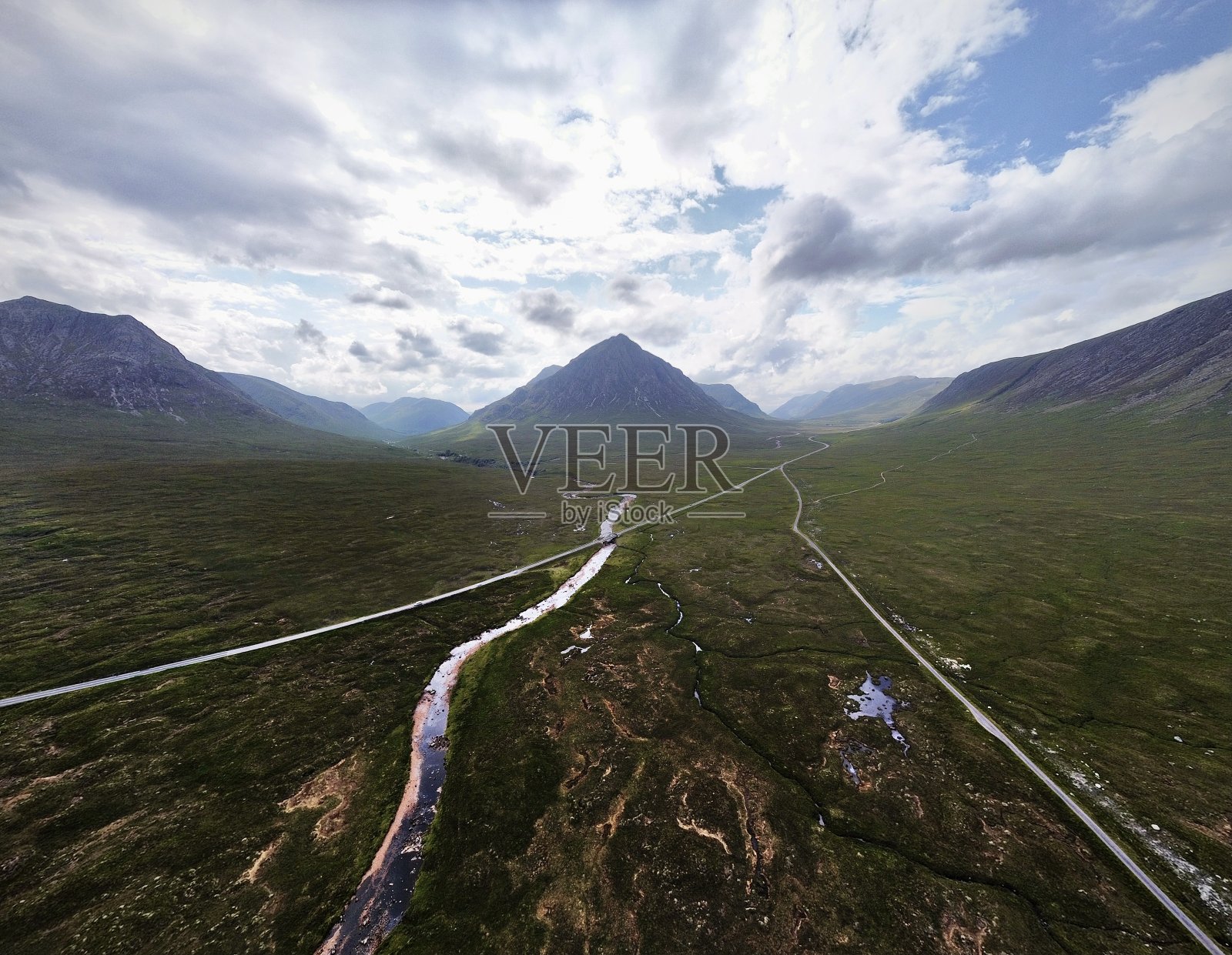 Bauchaille Etive Mor在A82河那边，穿过Etive河照片摄影图片