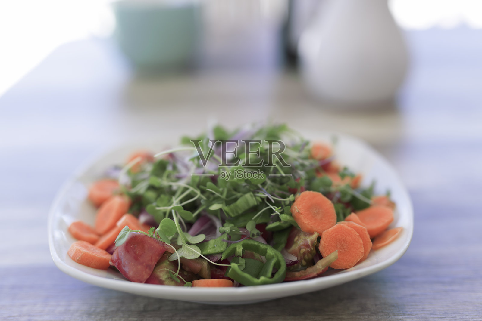 西班牙生产的有机蔬菜沙拉盘。照片摄影图片