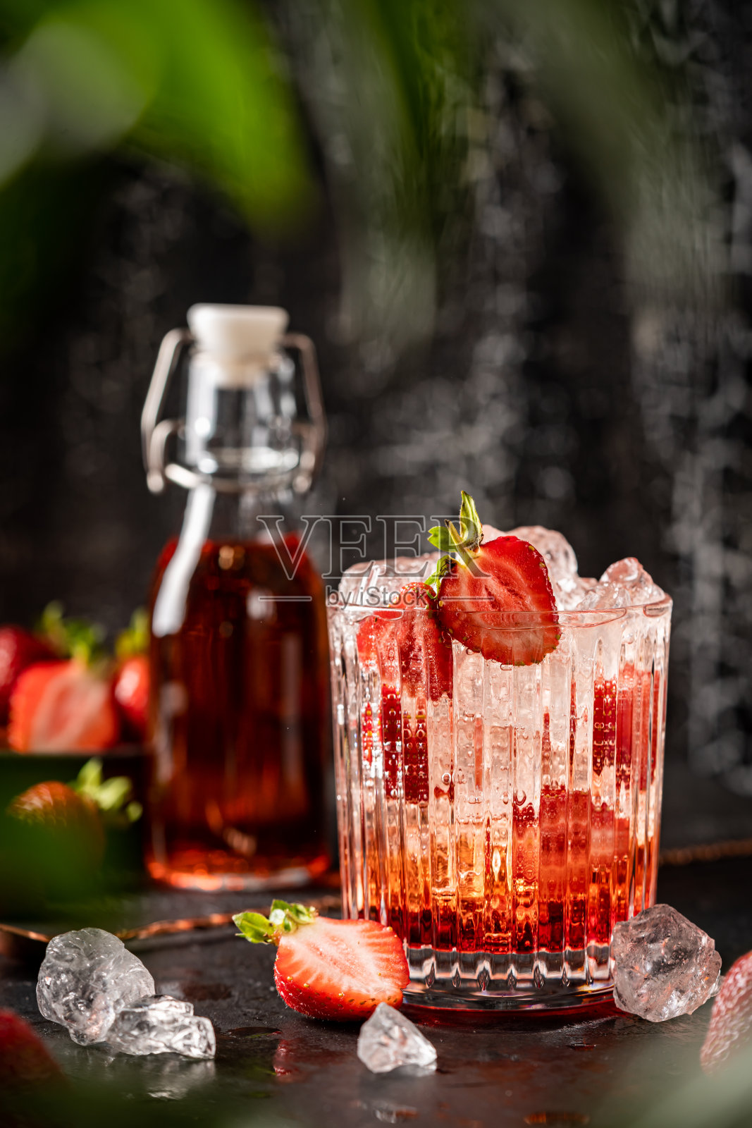 草莓夏日饮品照片摄影图片