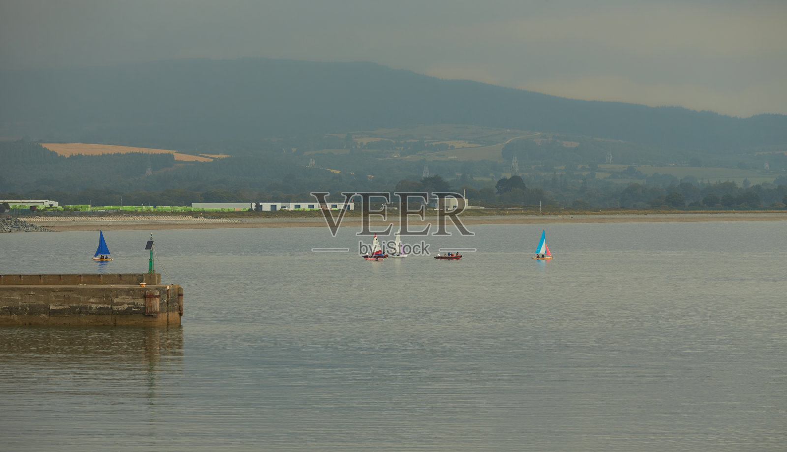 在日落季节训练帆船照片摄影图片