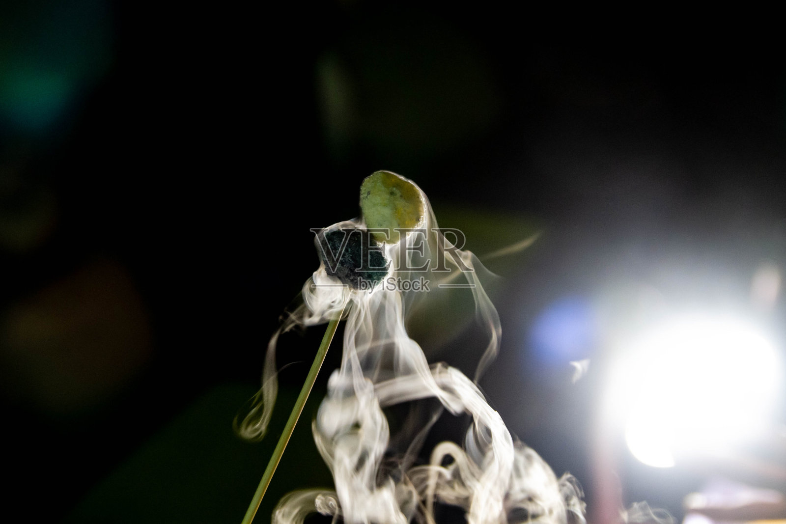 用液氮做的玉米棒。冰冷的蒸汽照片摄影图片