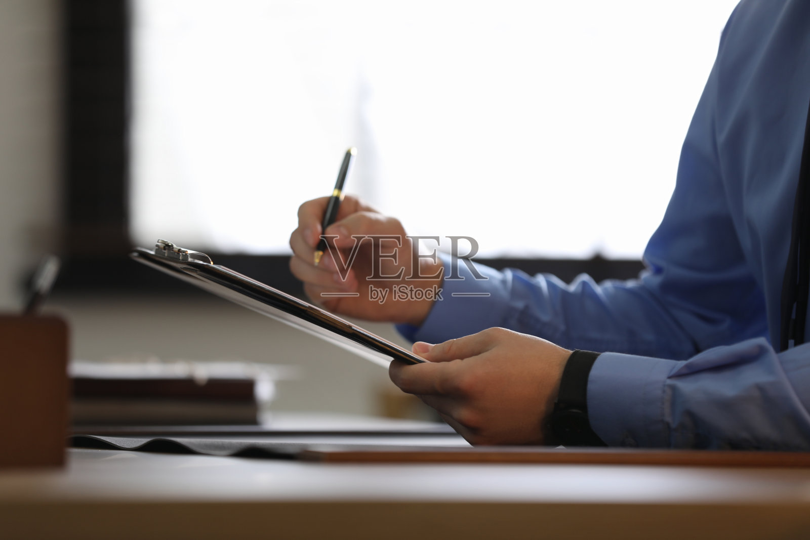 男律师在办公室桌上工作，特写镜头照片摄影图片