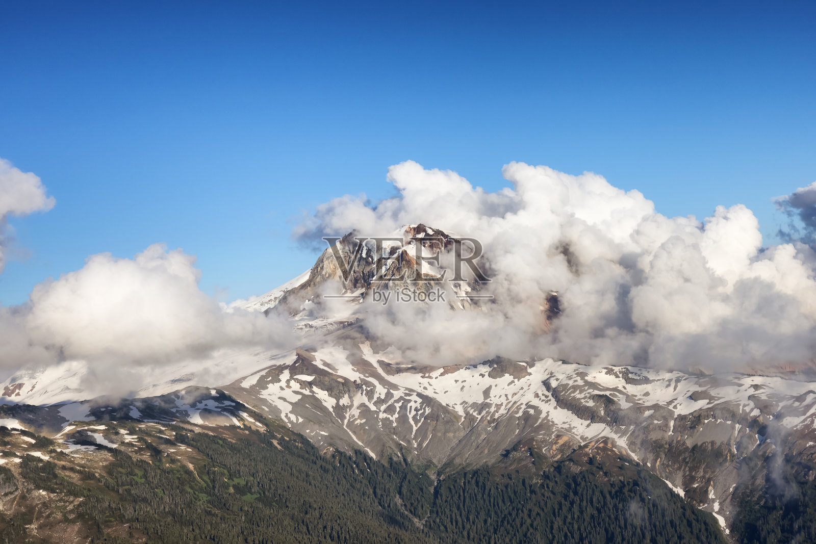 飞机航拍视角：加拿大山脉景观照片摄影图片