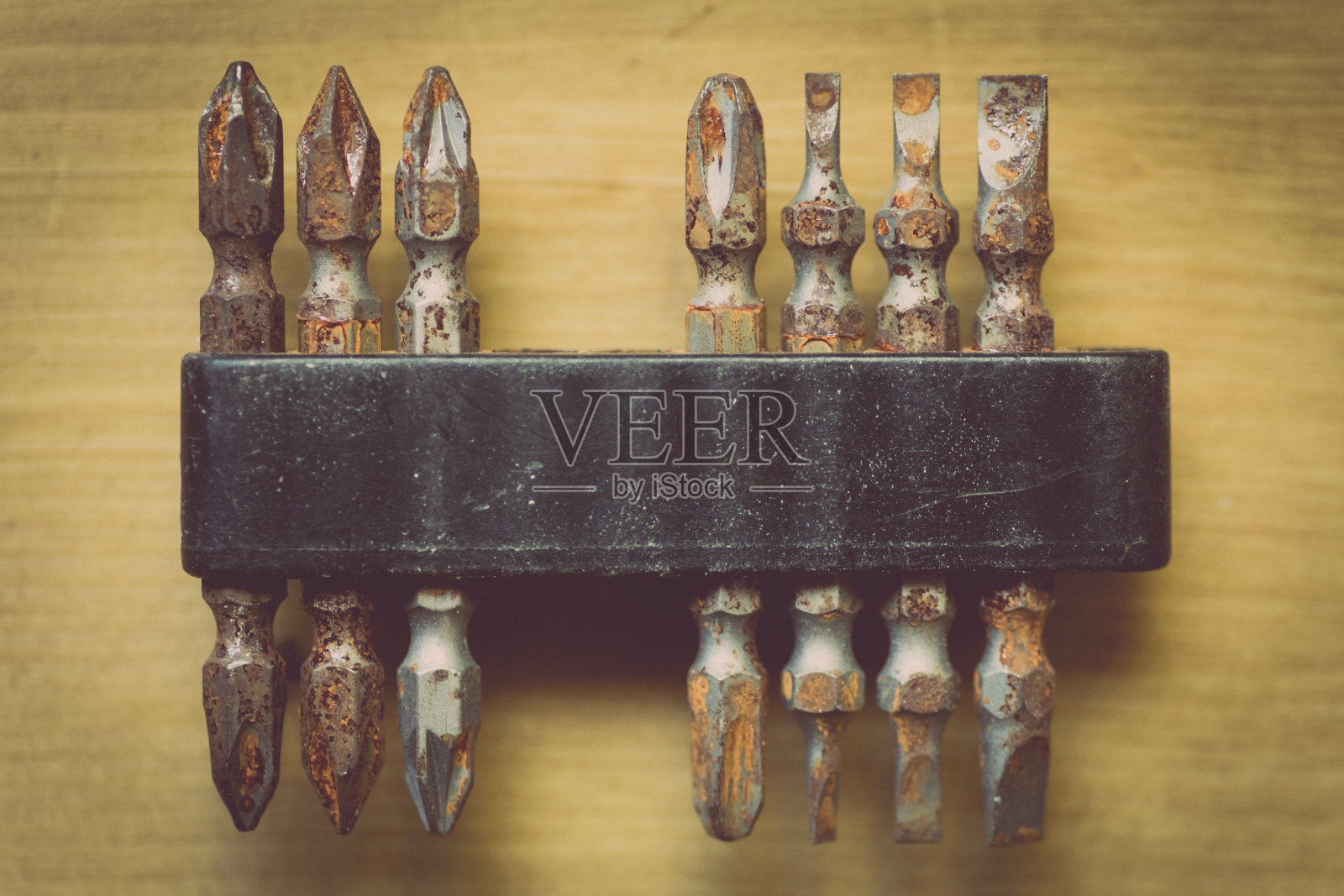 使用过的生锈的螺丝刀头和钻头照片摄影图片
