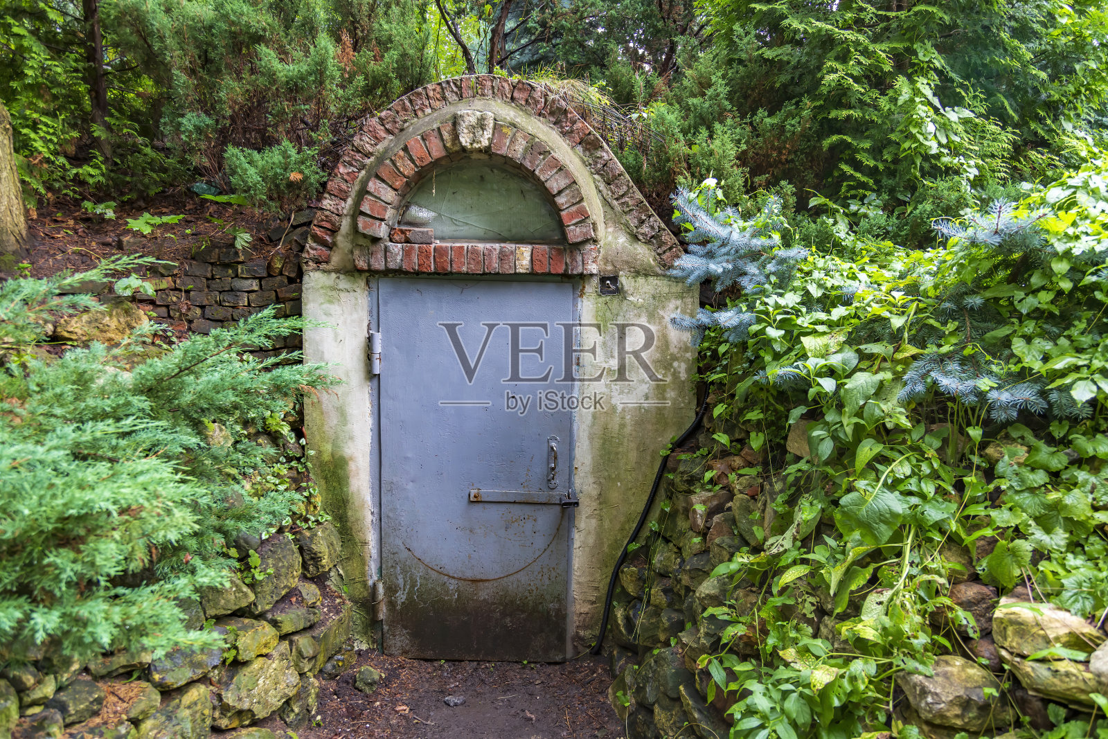 一个旧防空洞的灰色金属门照片摄影图片