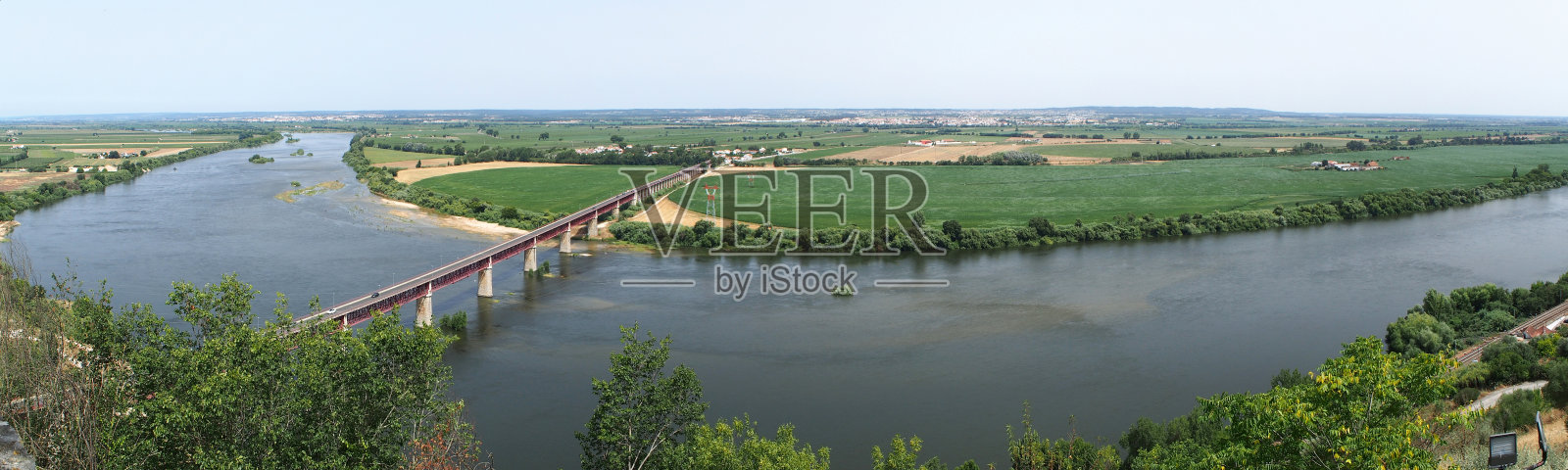 塔古斯河，从波尔塔斯多索尔(Portas do Sol)看到的多路易斯一世(Dom Luis I)桥，向葡萄牙圣塔伦的阿连特约(Alentejo)全景拍摄照片摄影图片