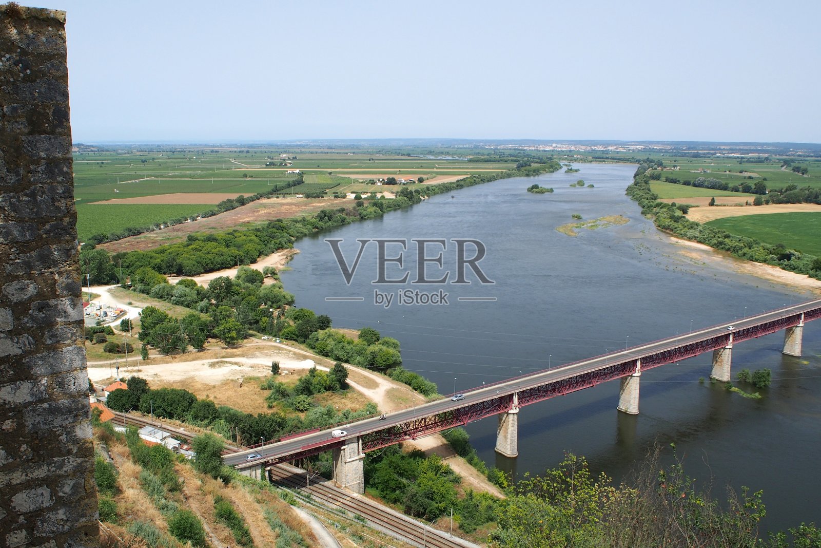 塔古斯河，从葡萄牙圣塔伦波尔塔斯多索尔看多路易斯一世桥照片摄影图片