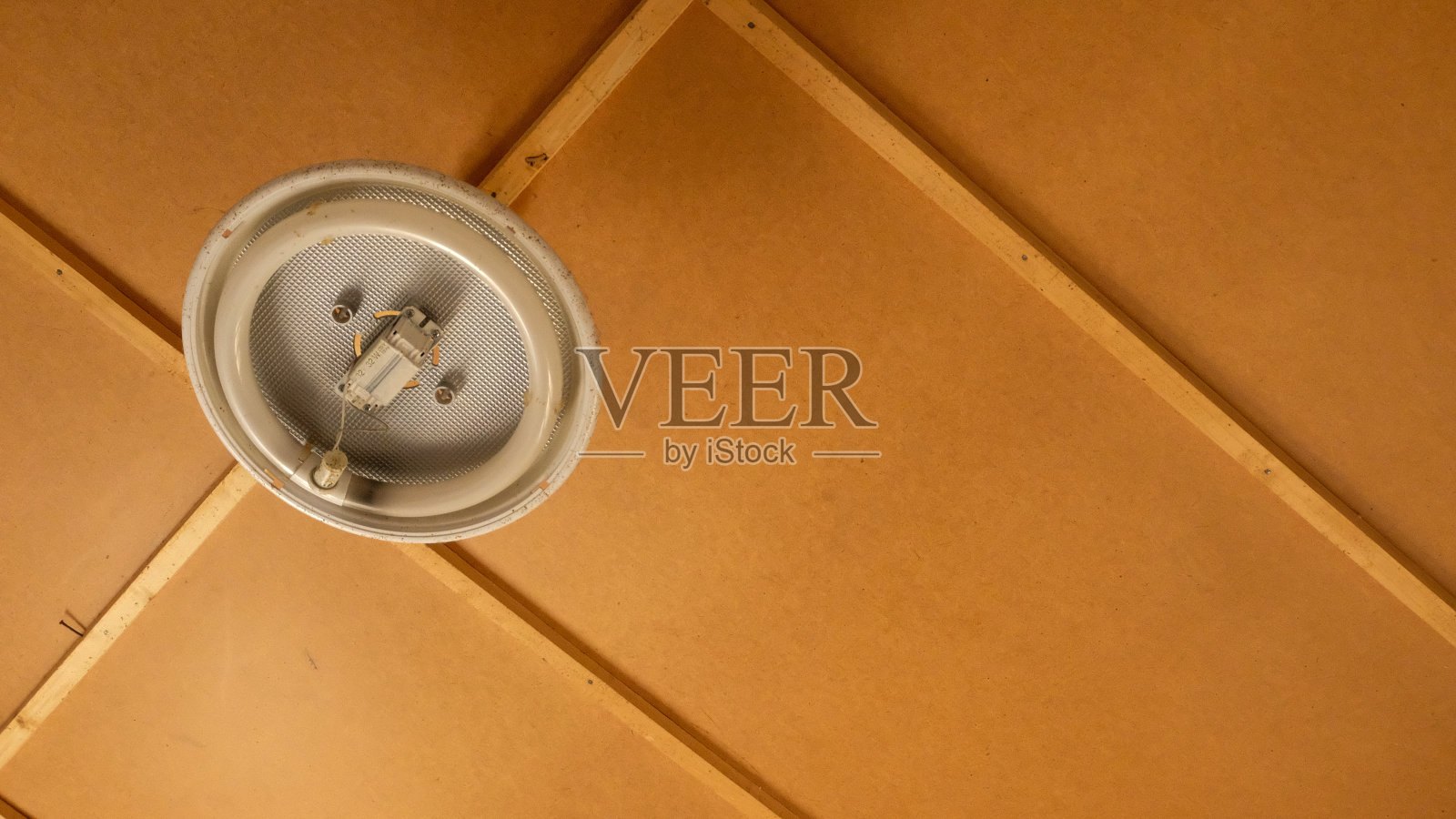 墙上的旧灯挂在木质天花板上照片摄影图片