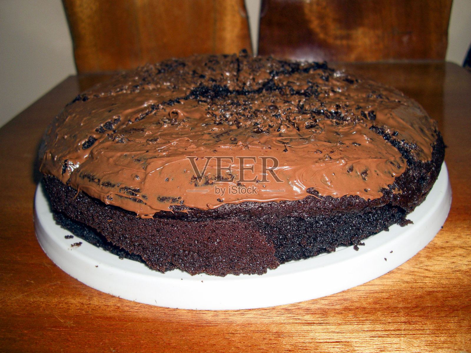 桌子上有巧克力蛋糕照片摄影图片