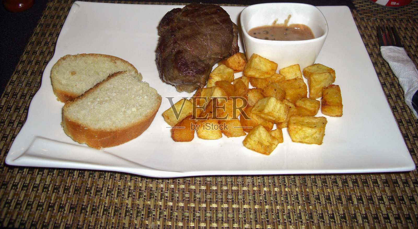 盘子里的烤牛排加土豆照片摄影图片