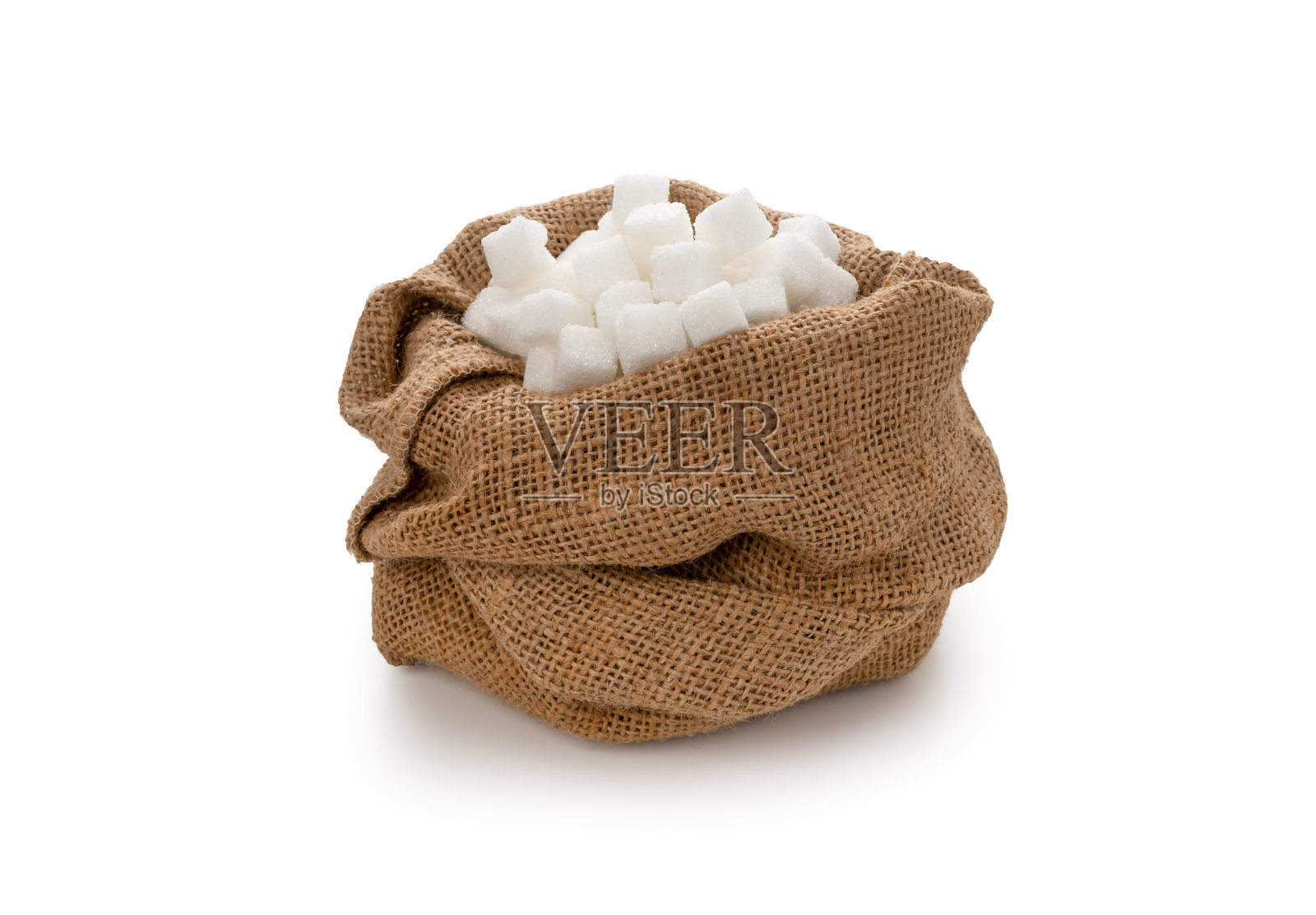 在单独的白色背景下，装在麻袋里的方糖照片摄影图片