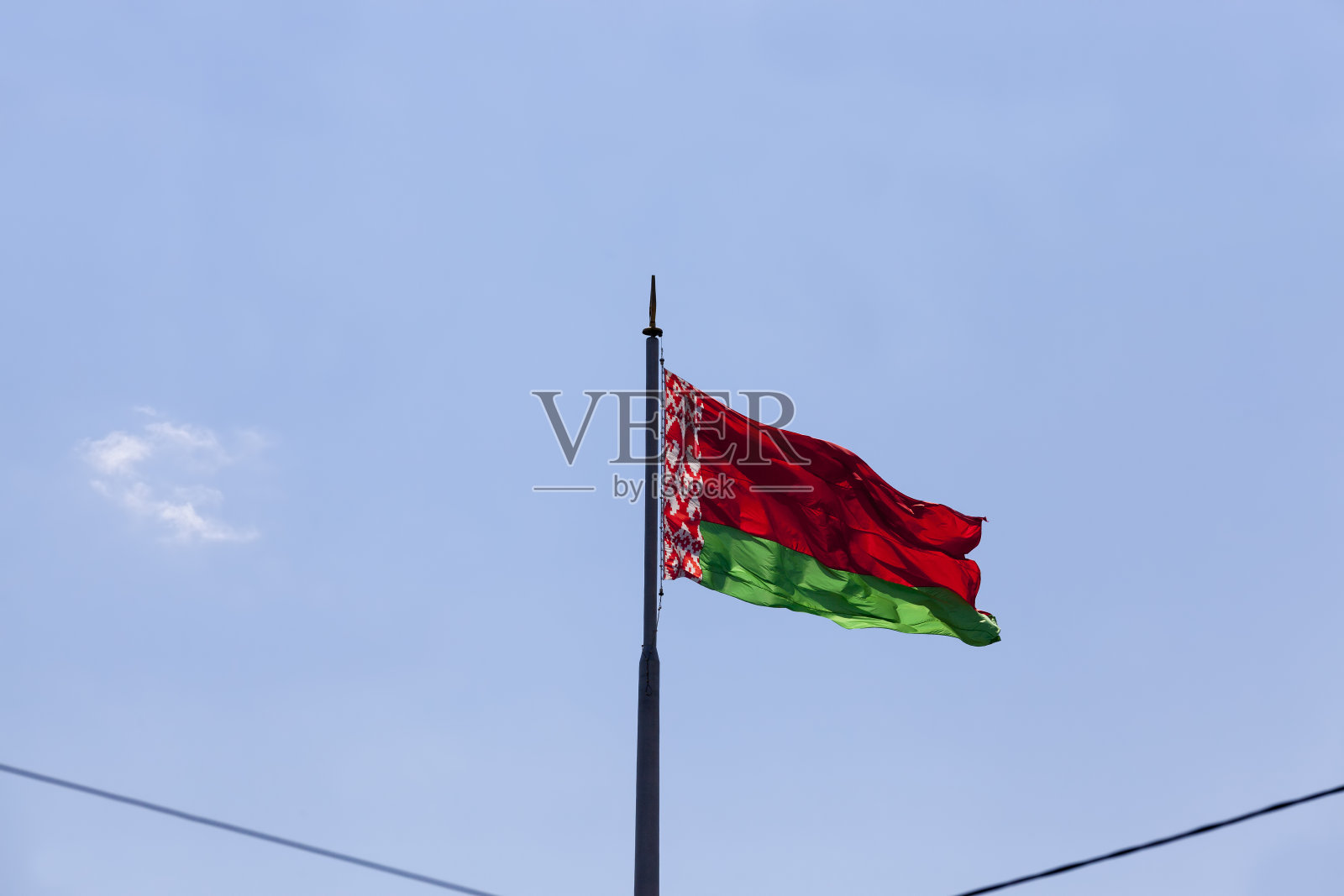 蓝天上飘扬着白俄罗斯国旗照片摄影图片