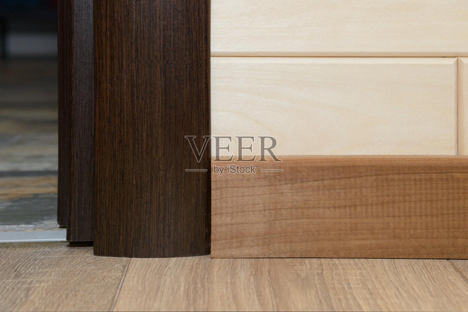 地板、墙、踢脚板、内门饰边相邻的地方照片摄影图片