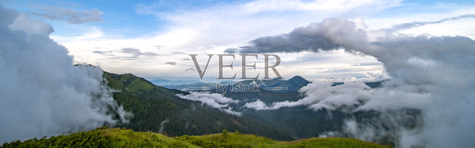 美丽的山景就在白云的背景下照片摄影图片