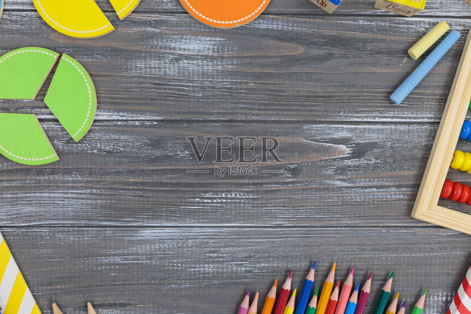 木制的彩色玩具、积木、笔记本、木桌上的分数。回到学校，游戏为幼儿园，学前教育。照片摄影图片