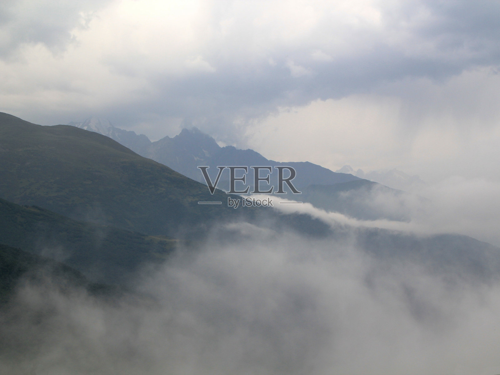 美丽的风景与云彩。绿山景观照片摄影图片