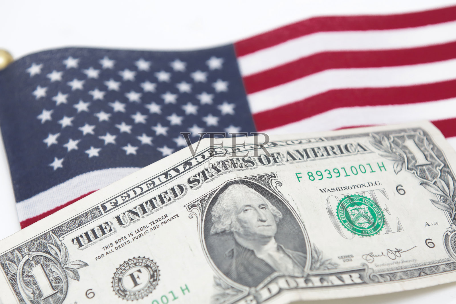 一美元的美国纸币，硬币和国旗在底部。照片摄影图片