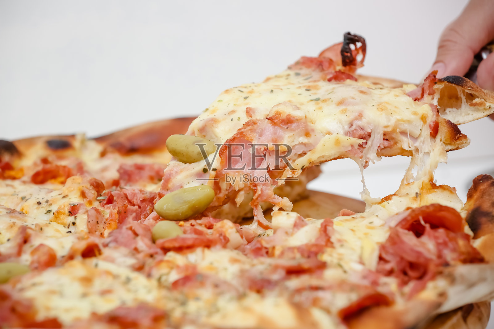 大块的加拿大鸡肉披萨，味道鲜美。照片摄影图片