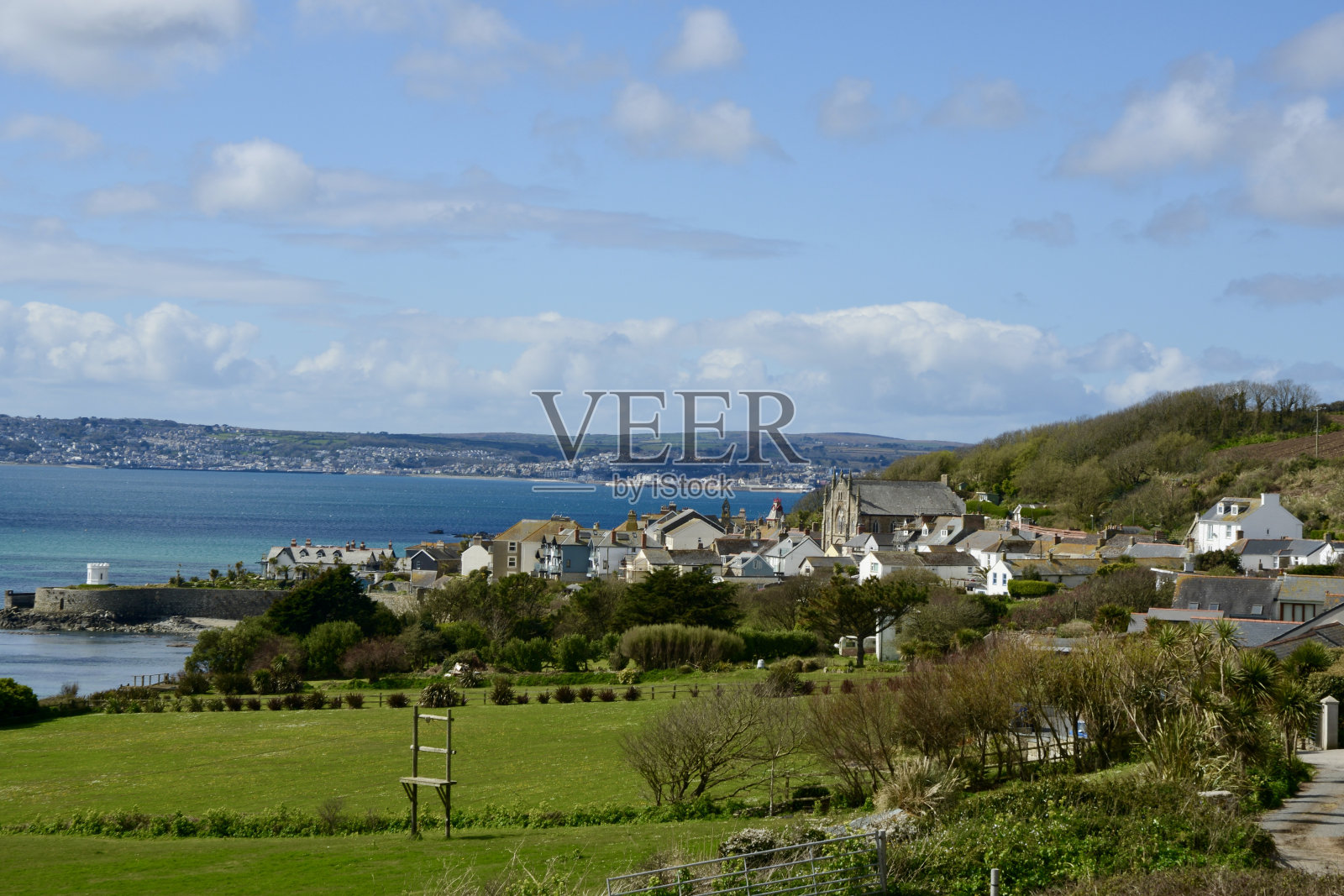 在阳光明媚的日子里，从纽林和彭赞斯的角度俯瞰Marazion照片摄影图片