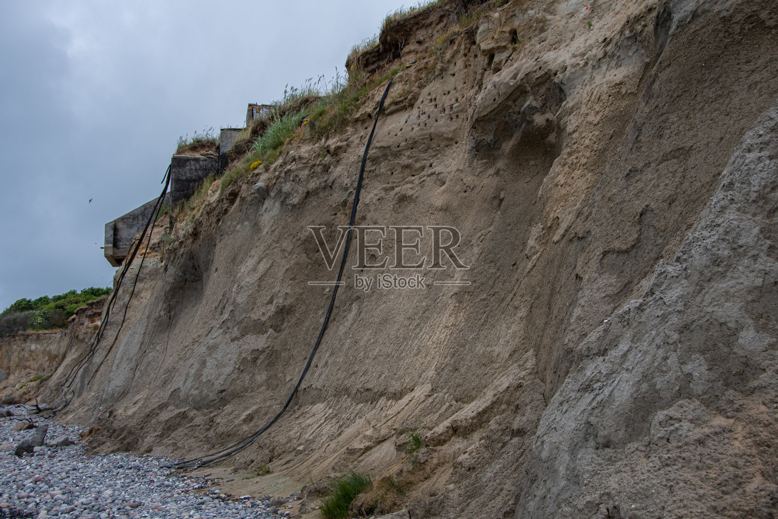 韦斯特罗的陡峭海岸，有老旧的掩体系统照片摄影图片