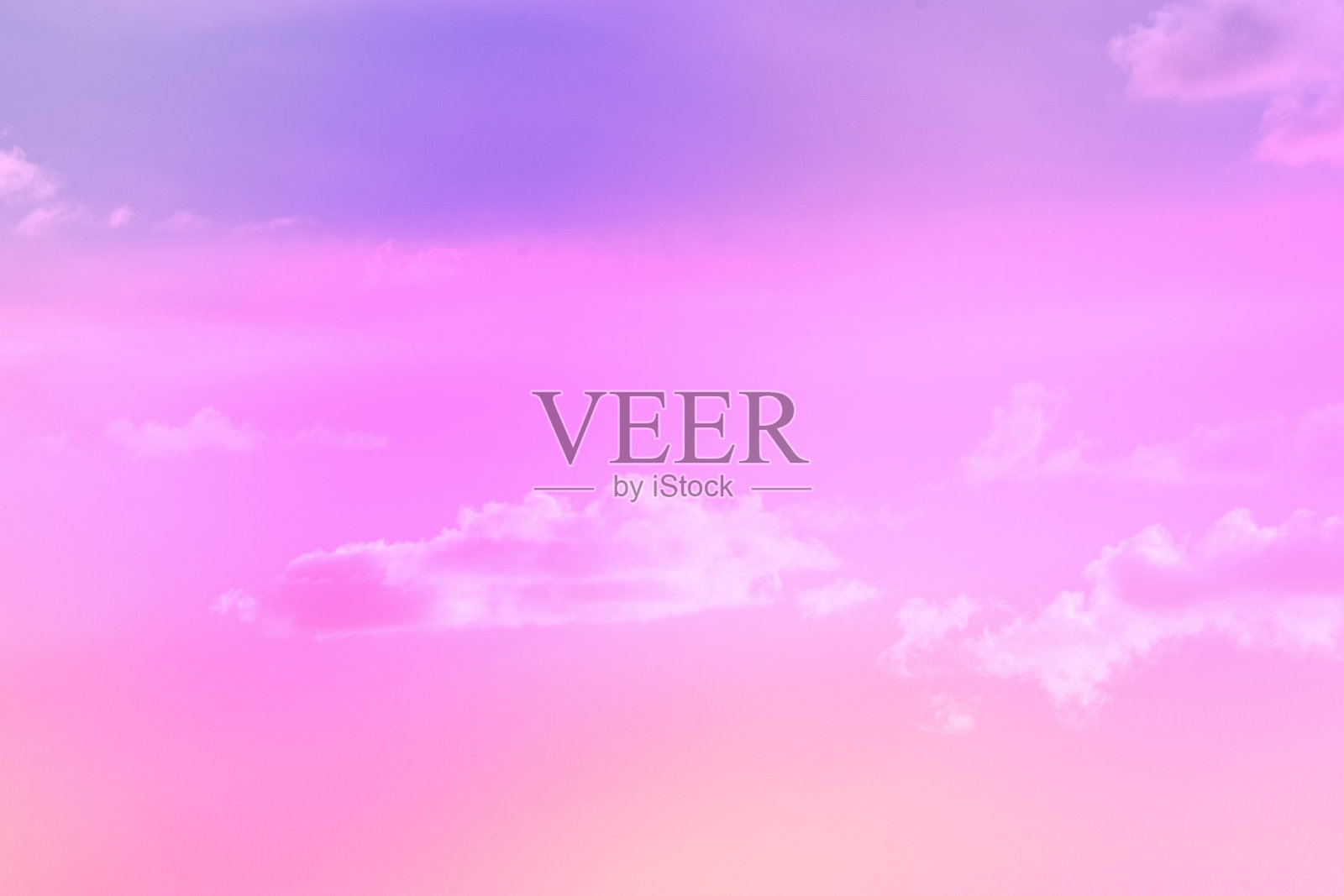 美丽，抽象，甜美，柔和，粉红色，天空上蓬松的云。多色彩虹图像。幻想越来越轻照片摄影图片