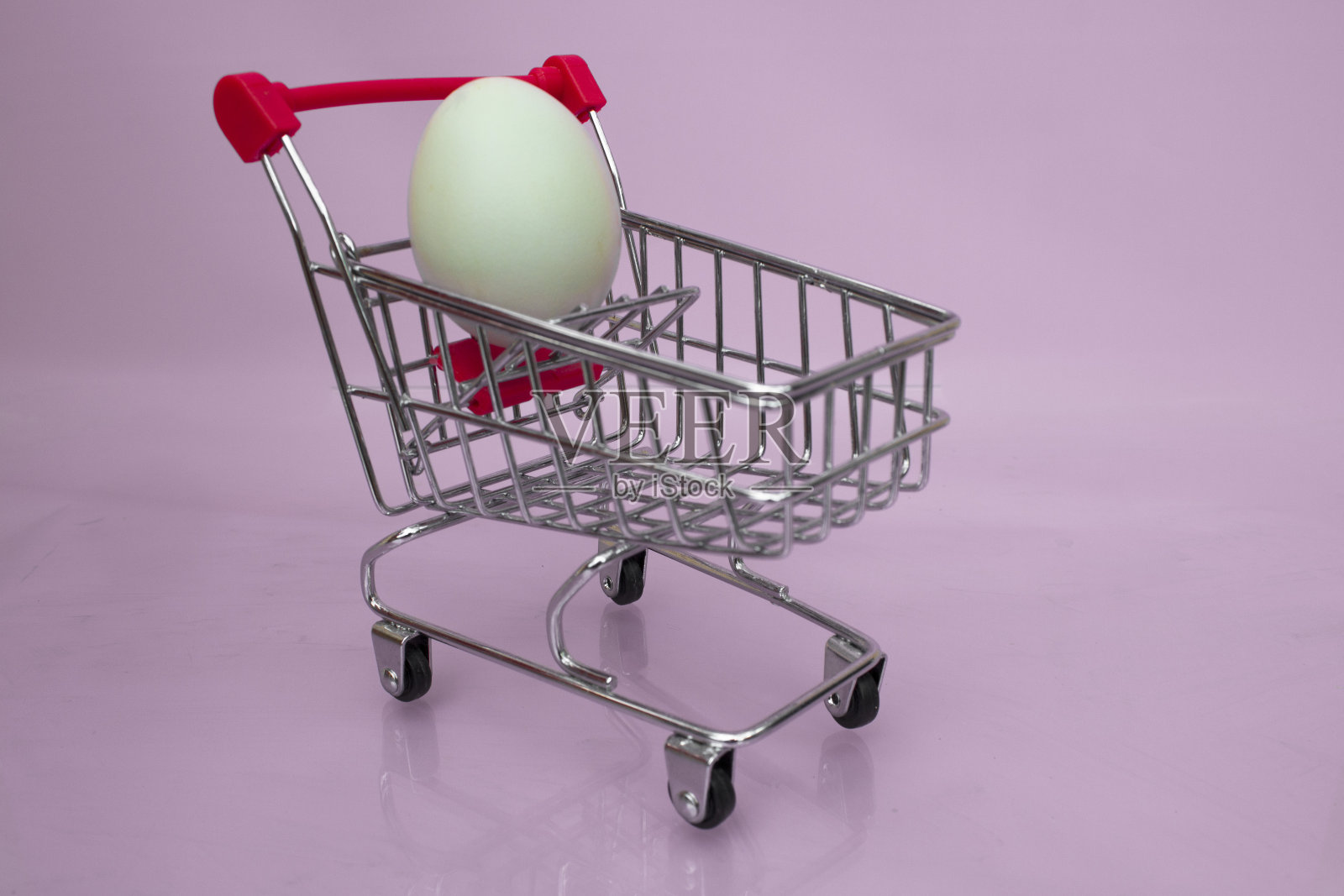 超市手推车上的鸡蛋。食物照片摄影图片