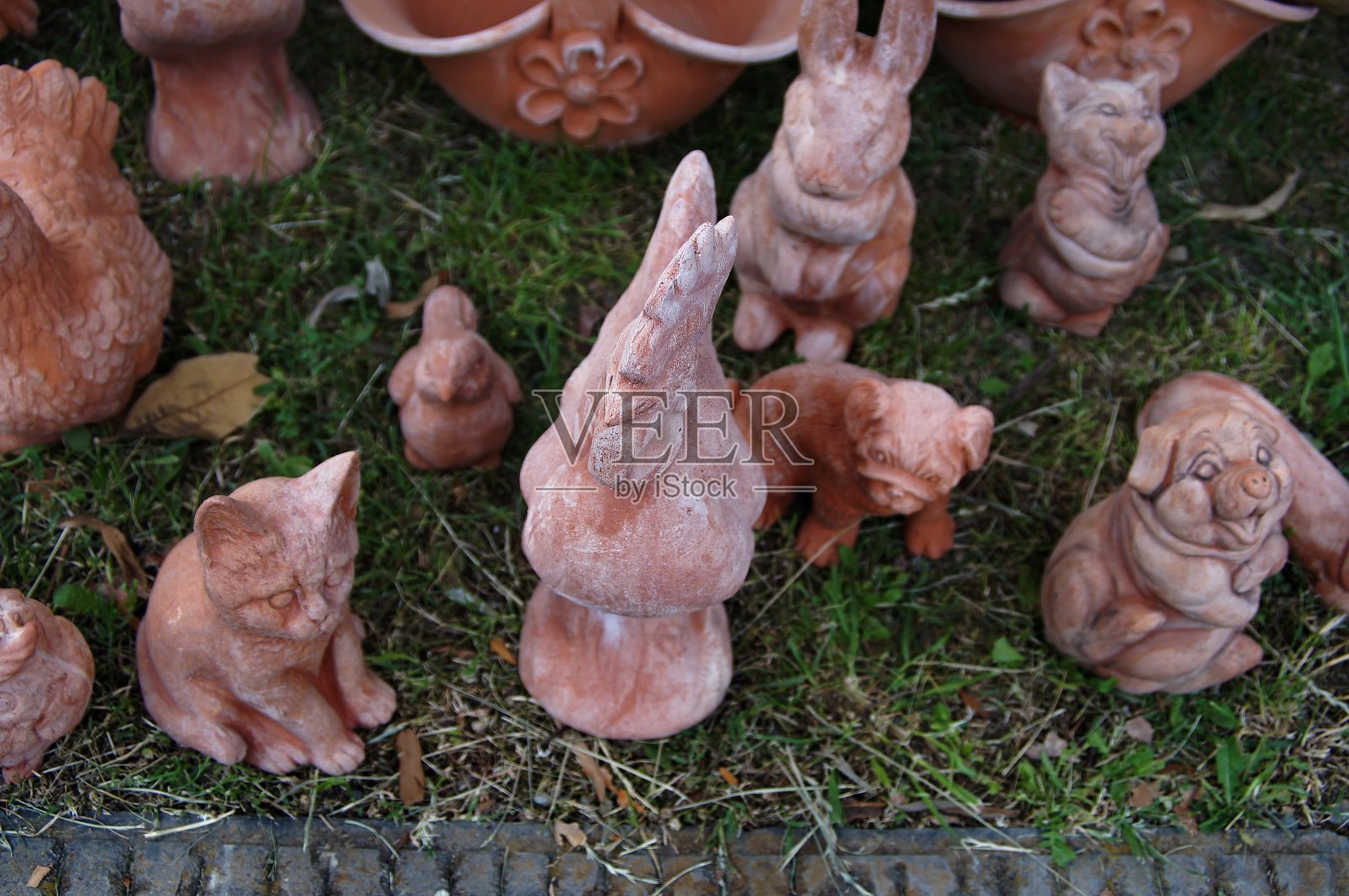 花园里的兵马俑照片摄影图片