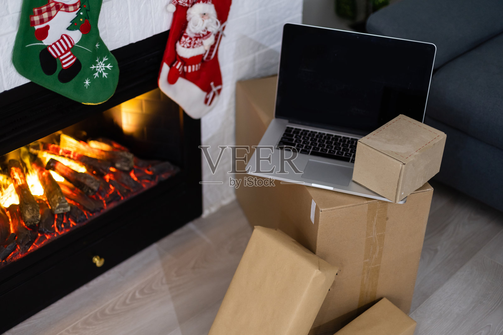 笔记本电脑与白色的空白空白的屏幕上圣诞快乐与礼物礼物。电子商务网站网上购物投递广告。照片摄影图片