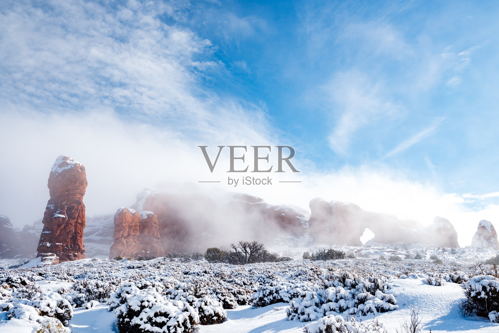 拱门国家公园的冬季雾正在消散照片摄影图片