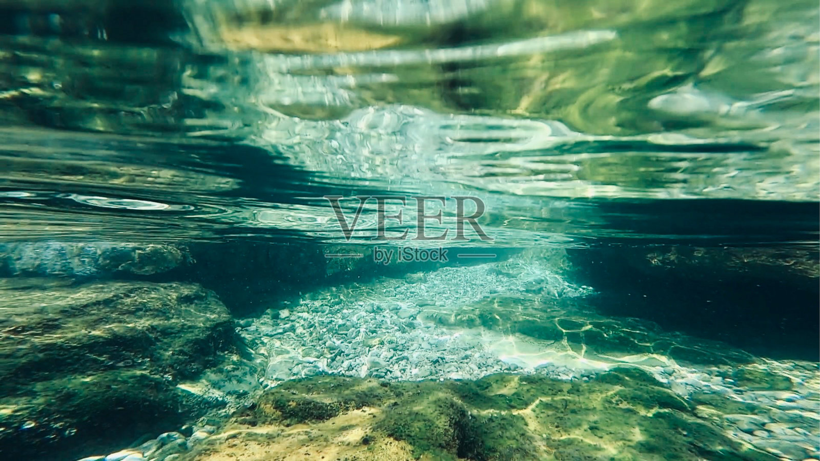 水下的亚得里亚海海岸线，光线照射在海底照片摄影图片