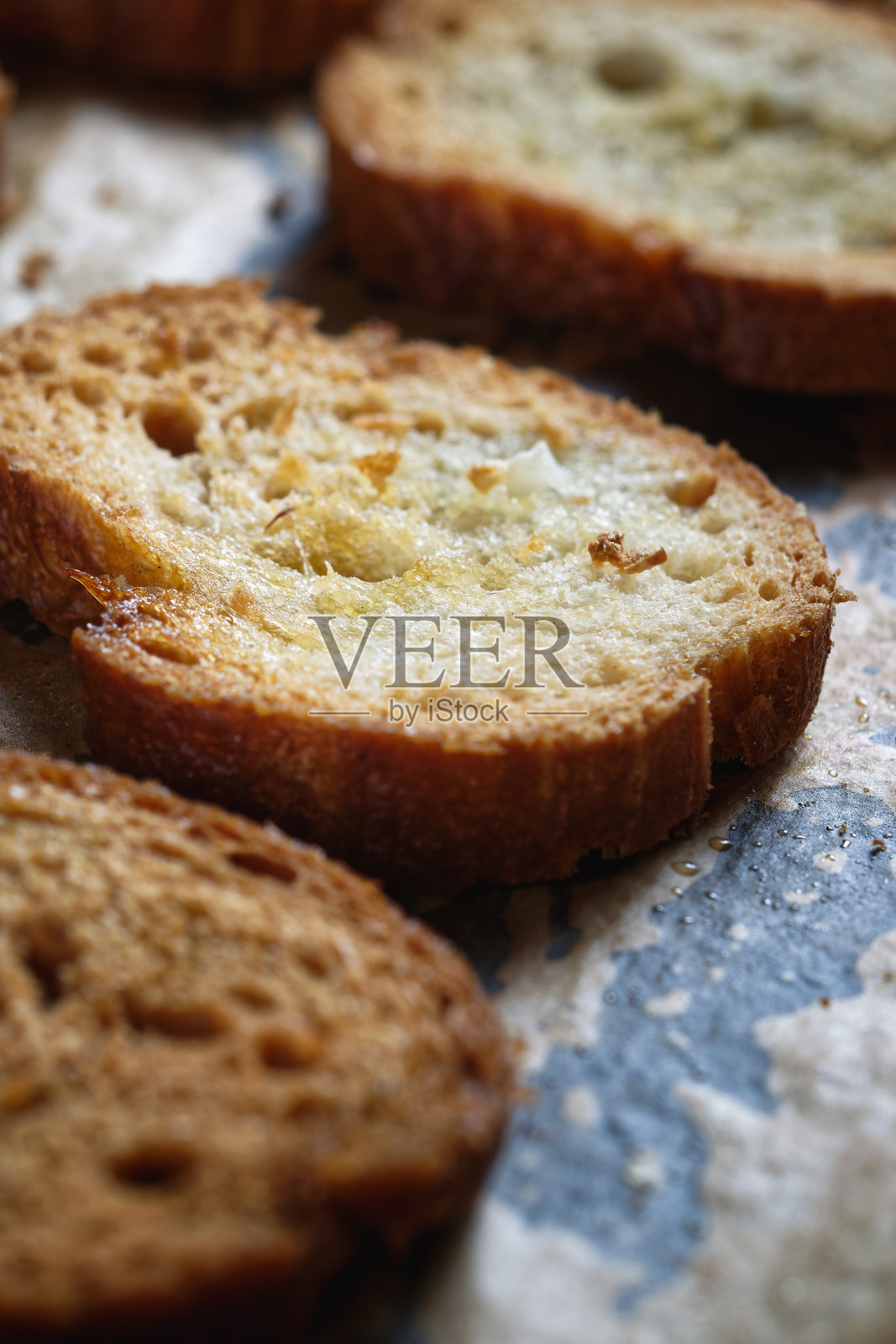 烤脆的法棍面包片。照片摄影图片