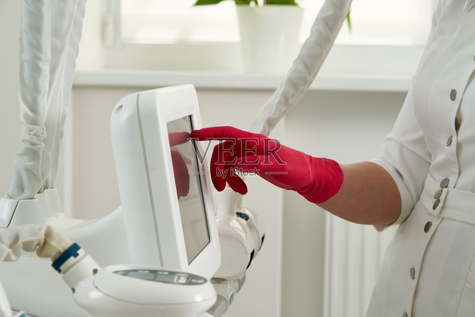 美容师经营现代美容设备美容诊所的裁剪图。现代美容医学诊所理念照片摄影图片