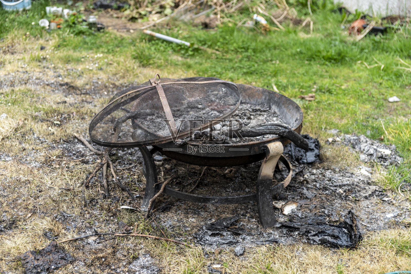 燃烧旧纸板和纸张的火坑照片摄影图片