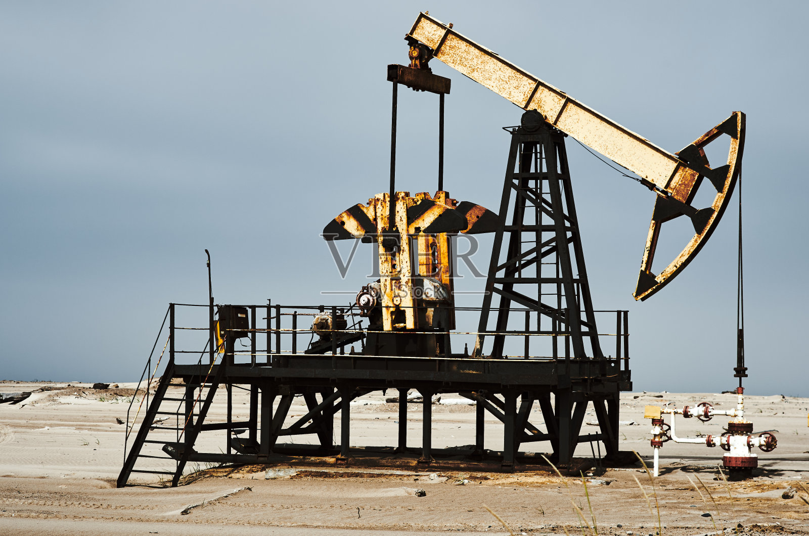 油泵在蓝天白云下工作照片摄影图片