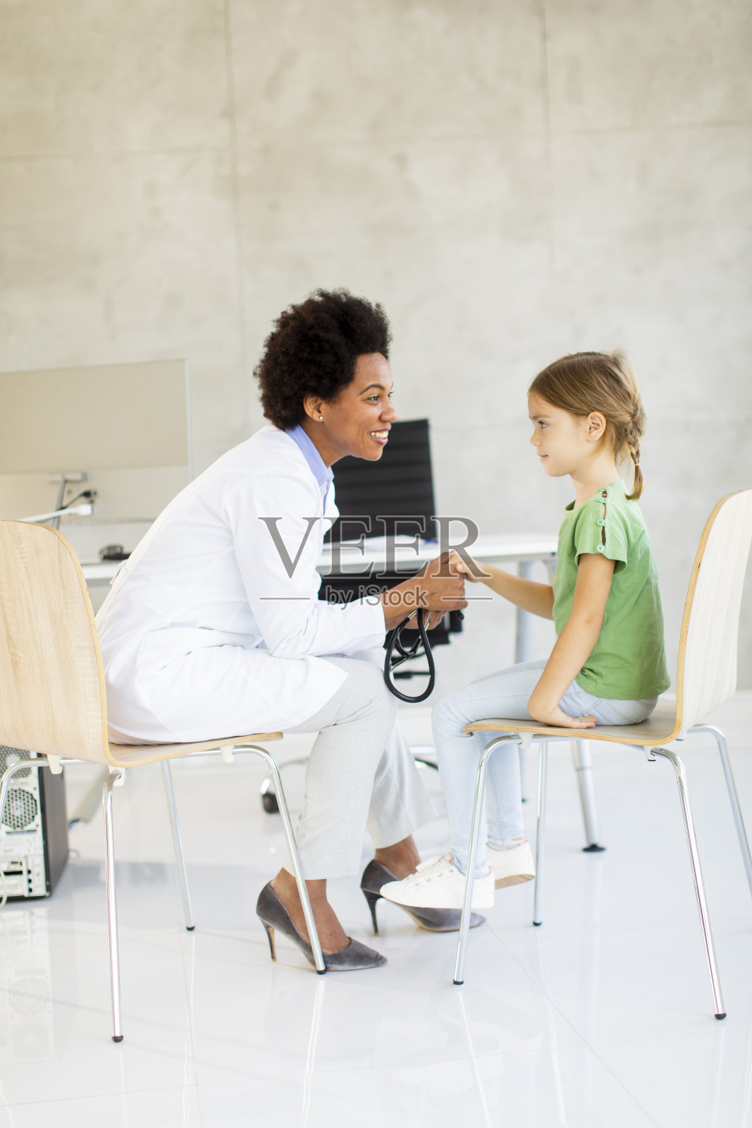 可爱的小女孩在儿科医生检查照片摄影图片