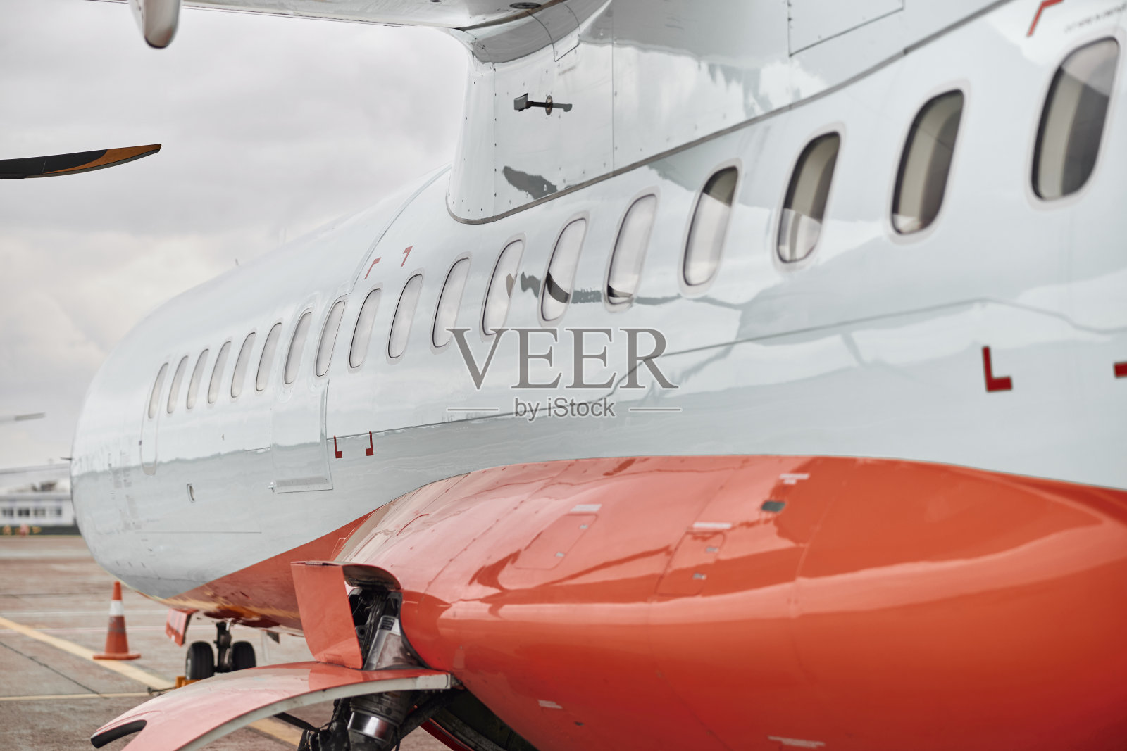 螺旋桨飞机停在机场照片摄影图片