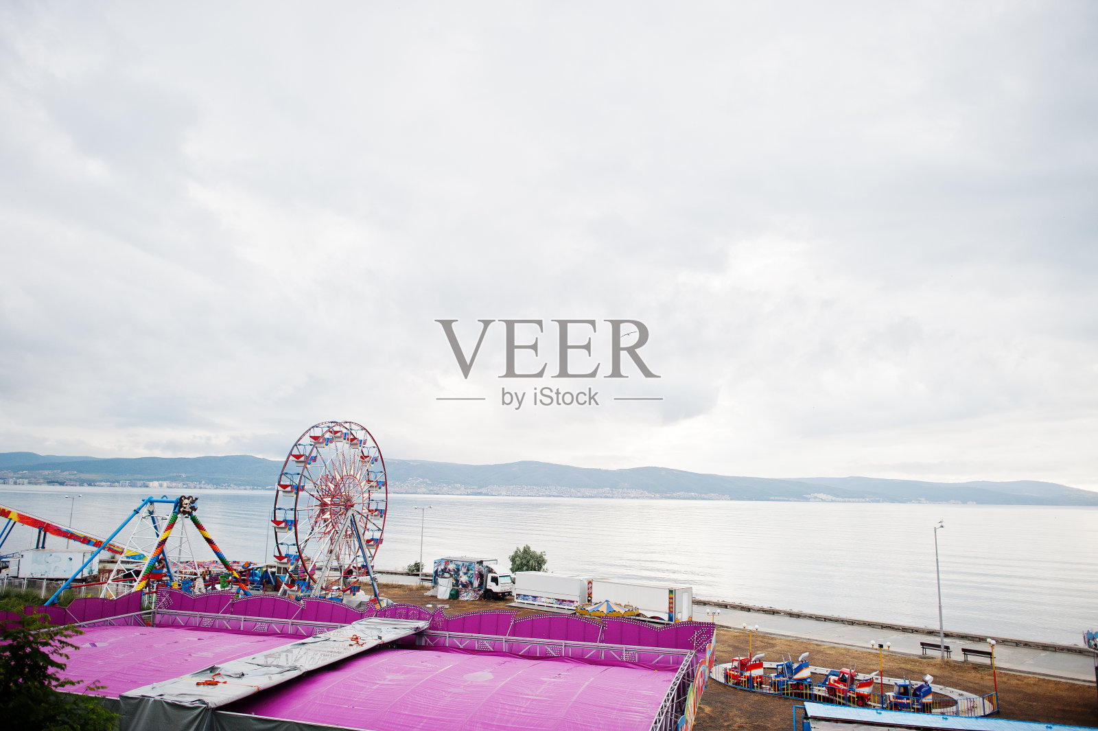 保加利亚内塞巴尔海滩上的摩天轮和景点。照片摄影图片