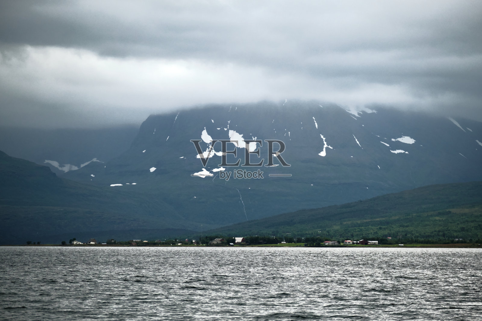 特罗姆瑟的海景和山景照片摄影图片